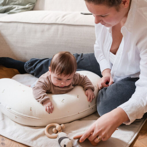 Doomoo Amnings gravidkudde i Quilt Creme Blomma